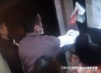 Hành động người đàn ông phun nước bọt trên nút bấm thang máy khiến cộng đồng mạng nổi giận, cảnh sát đã vào cuộc bắt giữ - Ảnh 2.