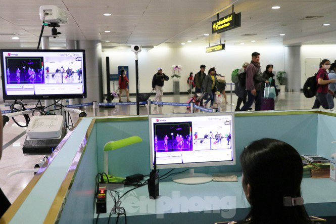 Cận cảnh quy trình kiểm dịch virus corona ở sân bay Tân Sơn Nhất - Ảnh 5.