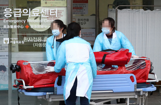 Bệnh nhân nhiễm virus đầu tiên của Hàn Quốc chữa trị gần 1 tháng vẫn chưa khỏi bệnh gửi thư cho đội ngũ y tế từ trong phòng cách ly - Ảnh 3.