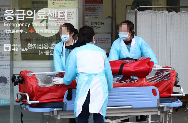 Bệnh nh&acirc;n nhiễm virus đầu ti&ecirc;n của H&agrave;n Quốc chữa trị gần 1 th&aacute;ng vẫn chưa khỏi bệnh gửi thư cho đội ngũ y tế từ trong ph&ograve;ng c&aacute;ch ly - Ảnh 3.