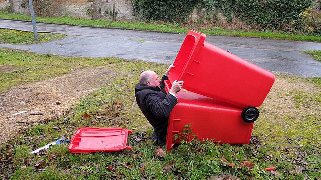Gợi ý người vô gia cư ngủ trong thùng rác, triệu phú Anh bị internet mắng sấp mặt - Ảnh 2.