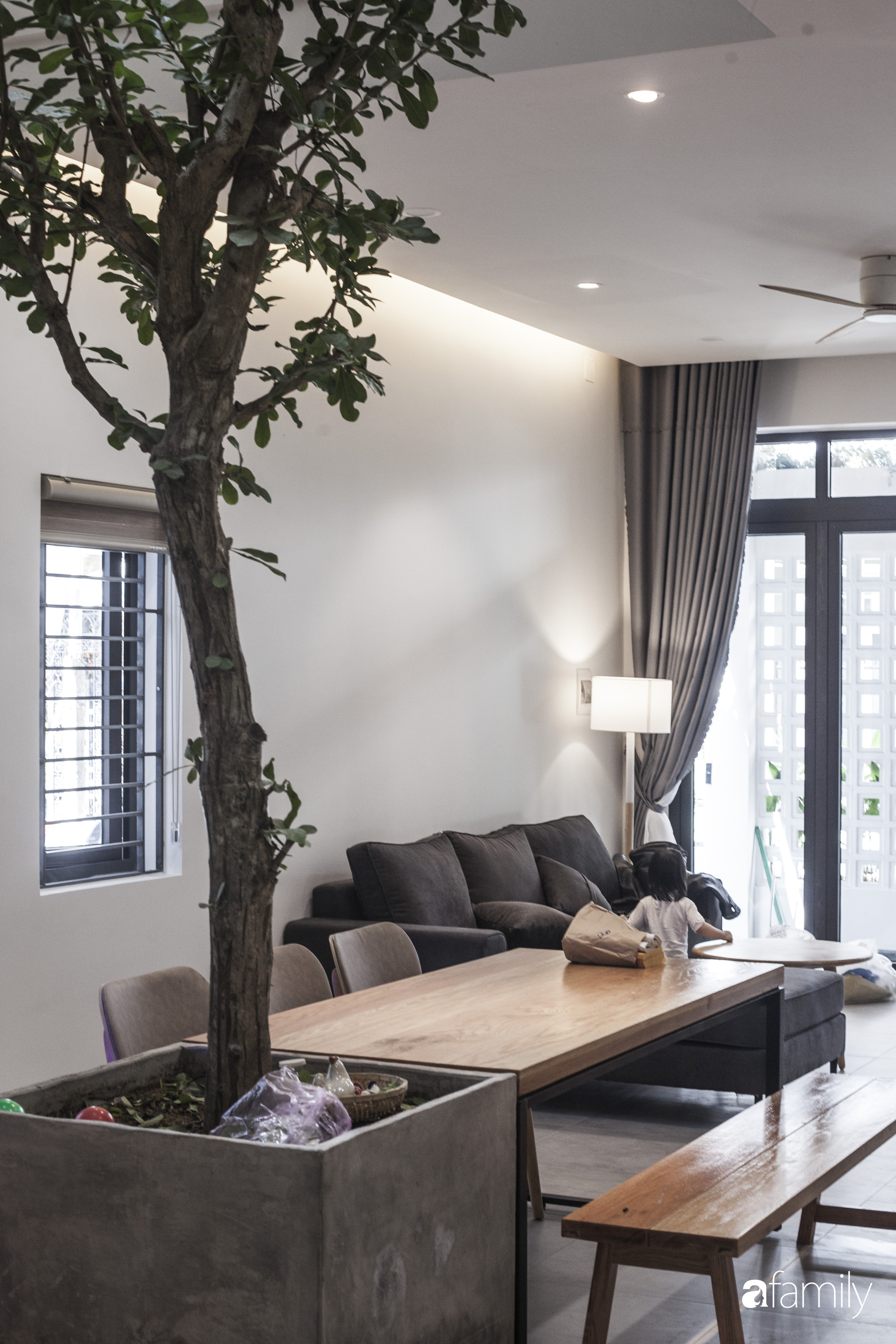 Ngôi nhà 2,5 tầng với tổng diện tích 240m2 đẹp sang trọng và tối giản ở Đà Nẵng - Ảnh 3.