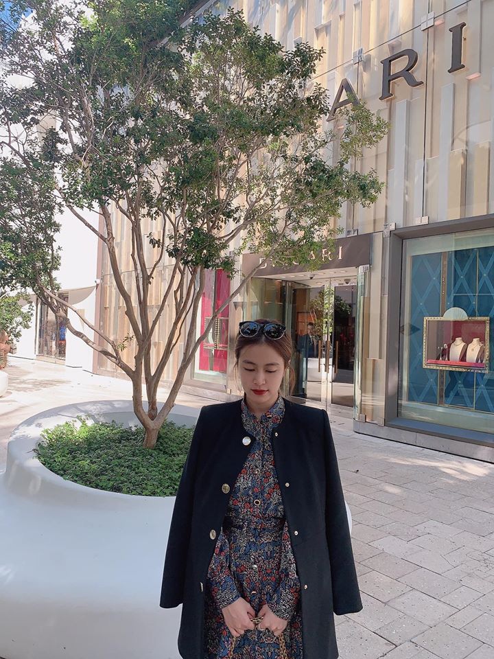 Hoàng Thùy Linh khoe stree style nhưng dân tình chỉ chủ ý vào chiếc kính râm thấp thoáng bóng hình Gil Lê - Ảnh 1. Hoàng Thùy Linh khoe stree style nhưng dân tình chỉ chủ ý vào chiếc kính râm thấp thoáng bóng hình Gil Lê - Ảnh 1.