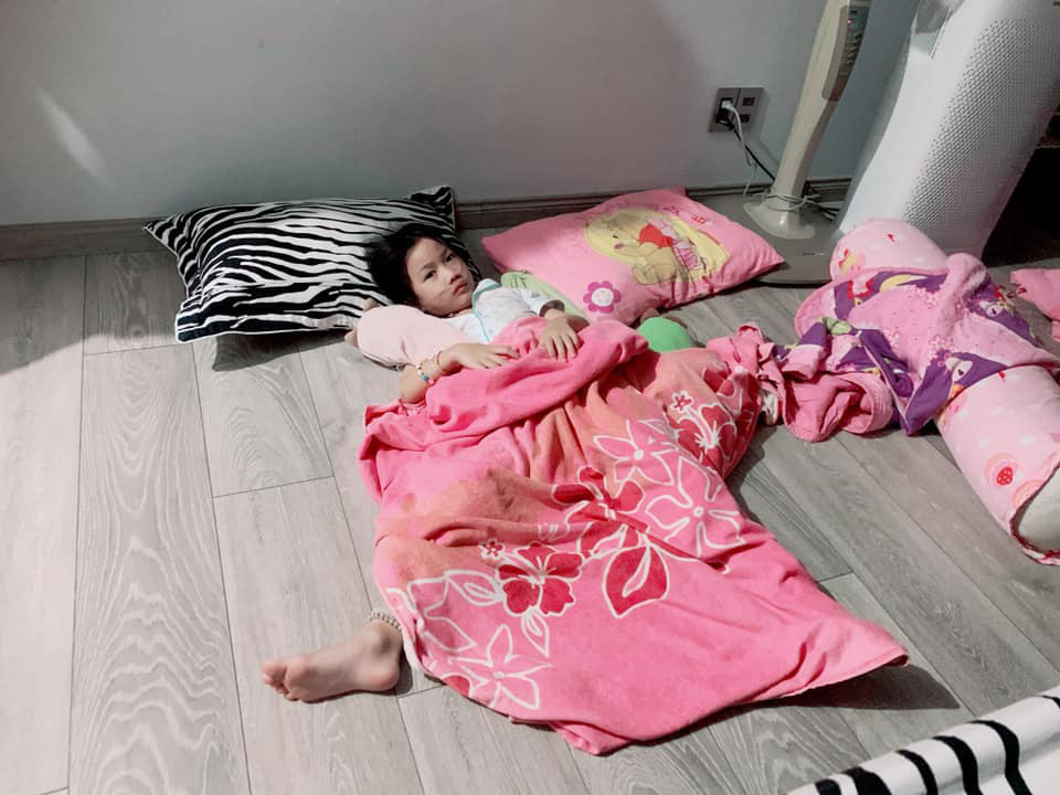 Con gái Ốc Thanh Vân nằm bò trên sàn, trông “tuyệt vọng khủng khiếp” nhưng cách miêu của của cậu út 5 tuổi mới gây chú ý - Ảnh 1.