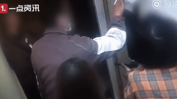Hành động người đàn ông phun nước bọt trên nút bấm thang máy khiến cộng đồng mạng nổi giận, cảnh sát đã vào cuộc bắt giữ - Ảnh 1.