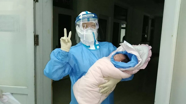 1 em bé người Vũ Hán nhiễm virus corona ngay sau khi chào đời 30 giờ đồng hồ, nguyên nhân nhiễm bệnh khiến ai cũng thương xót - Ảnh 3.