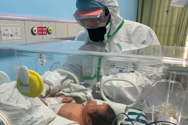 1 em bé người Vũ Hán nhiễm virus corona ngay sau khi chào đời 30 giờ đồng hồ, nguyên nhân nhiễm bệnh khiến ai cũng thương xót - Ảnh 1.