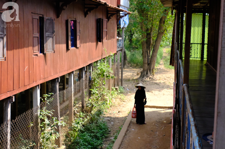 Ngắm h&igrave;nh ảnh c&aacute;c c&ocirc; g&aacute;i Chăm dệt vải, cả trời xu&acirc;n bỗng chốc thu b&eacute; lại bằng một miền T&acirc;y dịu nhẹ - Ảnh 1.