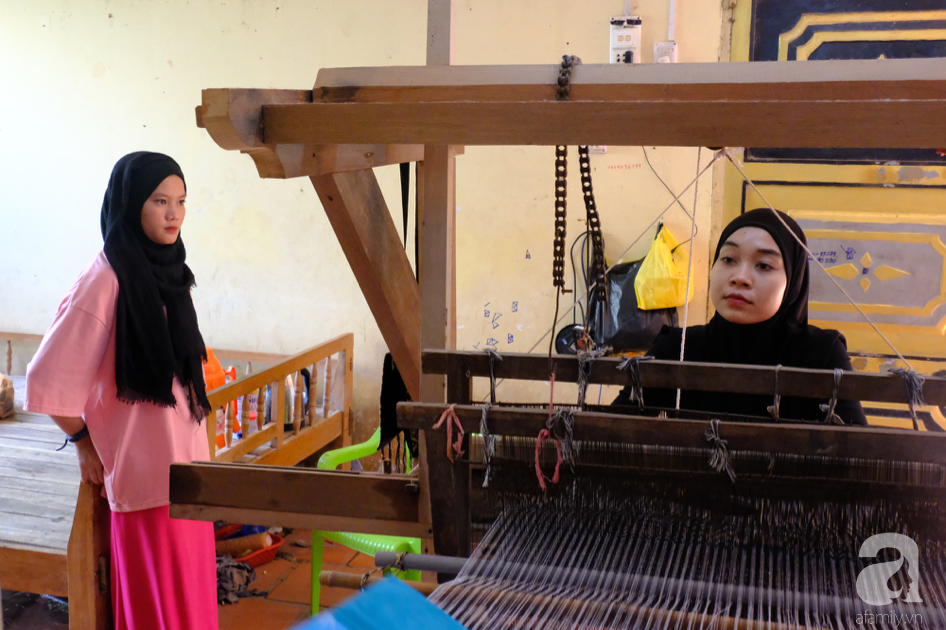 Ngắm h&igrave;nh ảnh c&aacute;c c&ocirc; g&aacute;i Chăm dệt vải, cả trời xu&acirc;n bỗng chốc thu b&eacute; lại bằng một miền T&acirc;y dịu nhẹ - Ảnh 4.