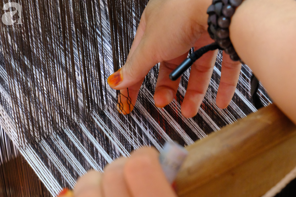 Ngắm h&igrave;nh ảnh c&aacute;c c&ocirc; g&aacute;i Chăm dệt vải, cả trời xu&acirc;n bỗng chốc thu b&eacute; lại bằng một miền T&acirc;y dịu nhẹ - Ảnh 6.