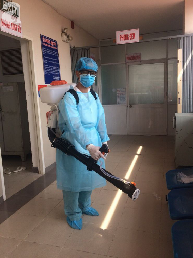 Người vợ trong gia đình Trung Quốc có 2 người nhiễm virus corona được con trai đến bệnh viện đón về - Ảnh 3.