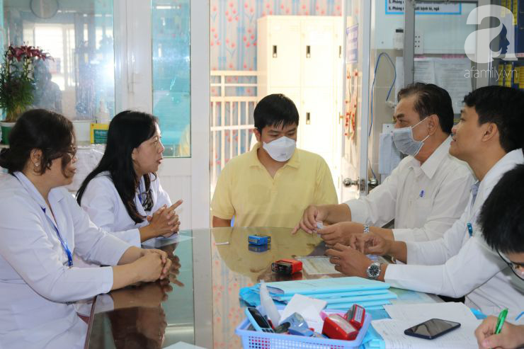 Người vợ trong gia đình Trung Quốc có 2 người nhiễm virus corona được con trai đến bệnh viện đón về - Ảnh 1.