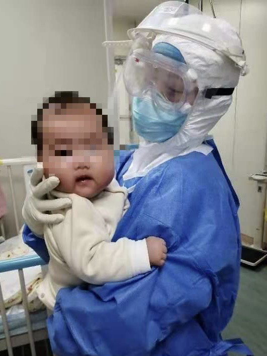 Tin vui: Bé gái 3 tháng tuổi bị nhiễm coronavirus mới đã ở trong tình trạng ổn định - Ảnh 3. Tin vui: Bé gái 3 tháng tuổi bị nhiễm coronavirus mới đã ở trong tình trạng ổn định - Ảnh 3.