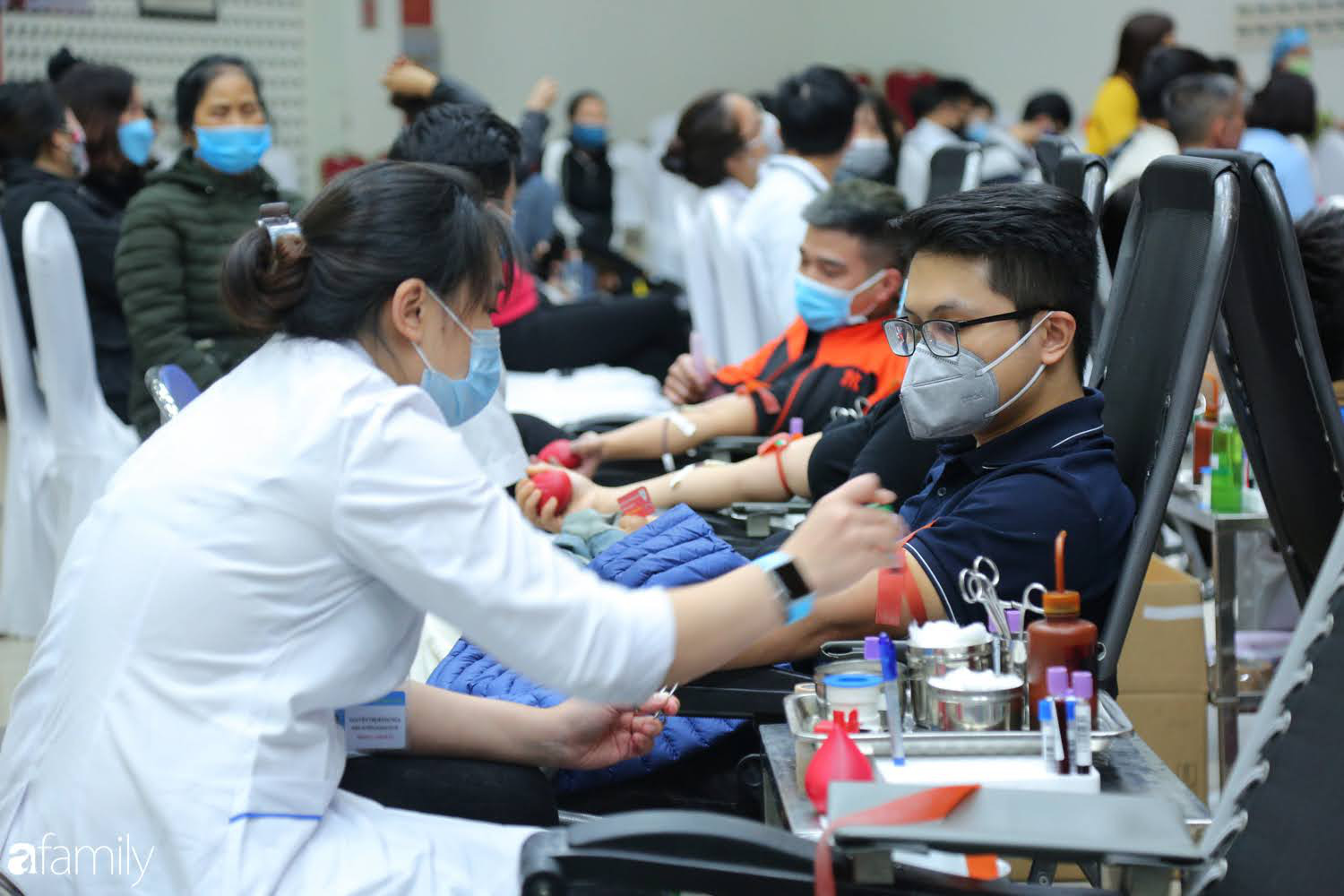 Chàng trai &quot;Vũ Hán&quot; đến bệnh viện tại Hà Nội tự nguyện hiến máu khiến nhiều người giật mình thảng thốt - Ảnh 9.