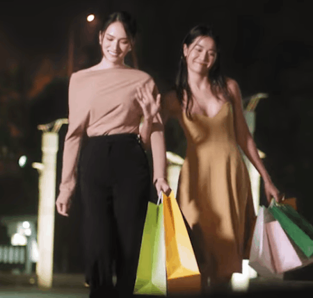 Giật m&igrave;nh thon th&oacute;t khi thấy Hương Giang lộ nhũ hoa trong MV mới: Cố t&igrave;nh phản cảm hay sự cố trang phục? - Ảnh 2.