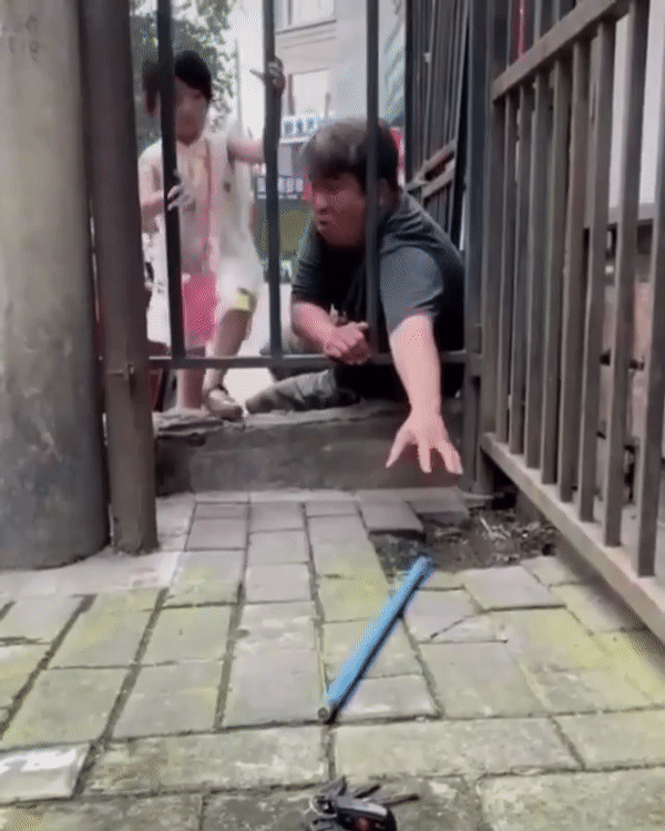 Nhiệt t&igrave;nh ra gi&uacute;p bố nhặt đồ nhưng h&agrave;nh động của c&ocirc; nh&oacute;c lại c&agrave;ng khiến &ocirc;ng bố "cạn lời" v&agrave; lắc đầu ngao ng&aacute;n - Ảnh 3.
