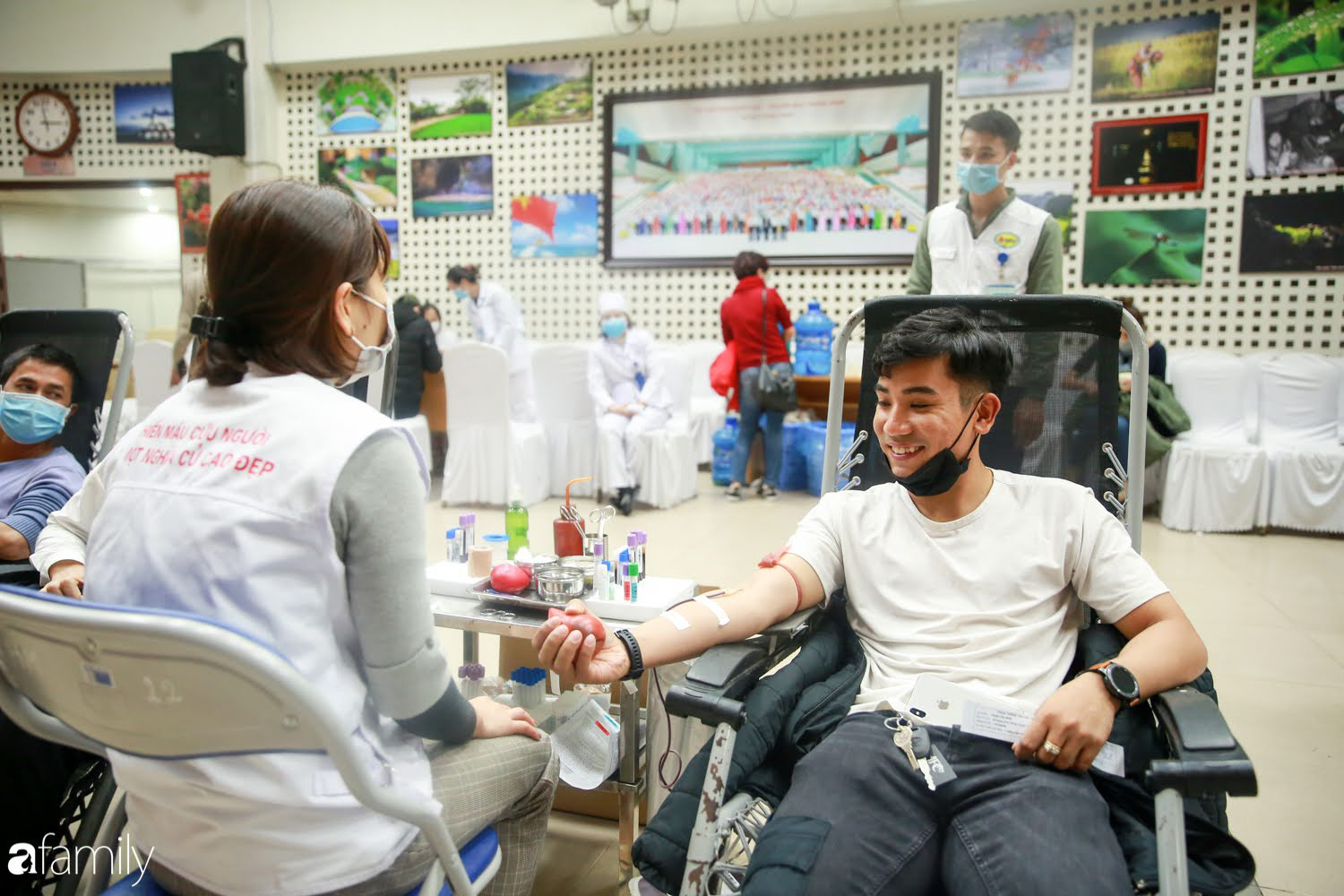 Chàng trai &quot;Vũ Hán&quot; đến bệnh viện tại Hà Nội tự nguyện hiến máu khiến nhiều người giật mình thảng thốt - Ảnh 15.