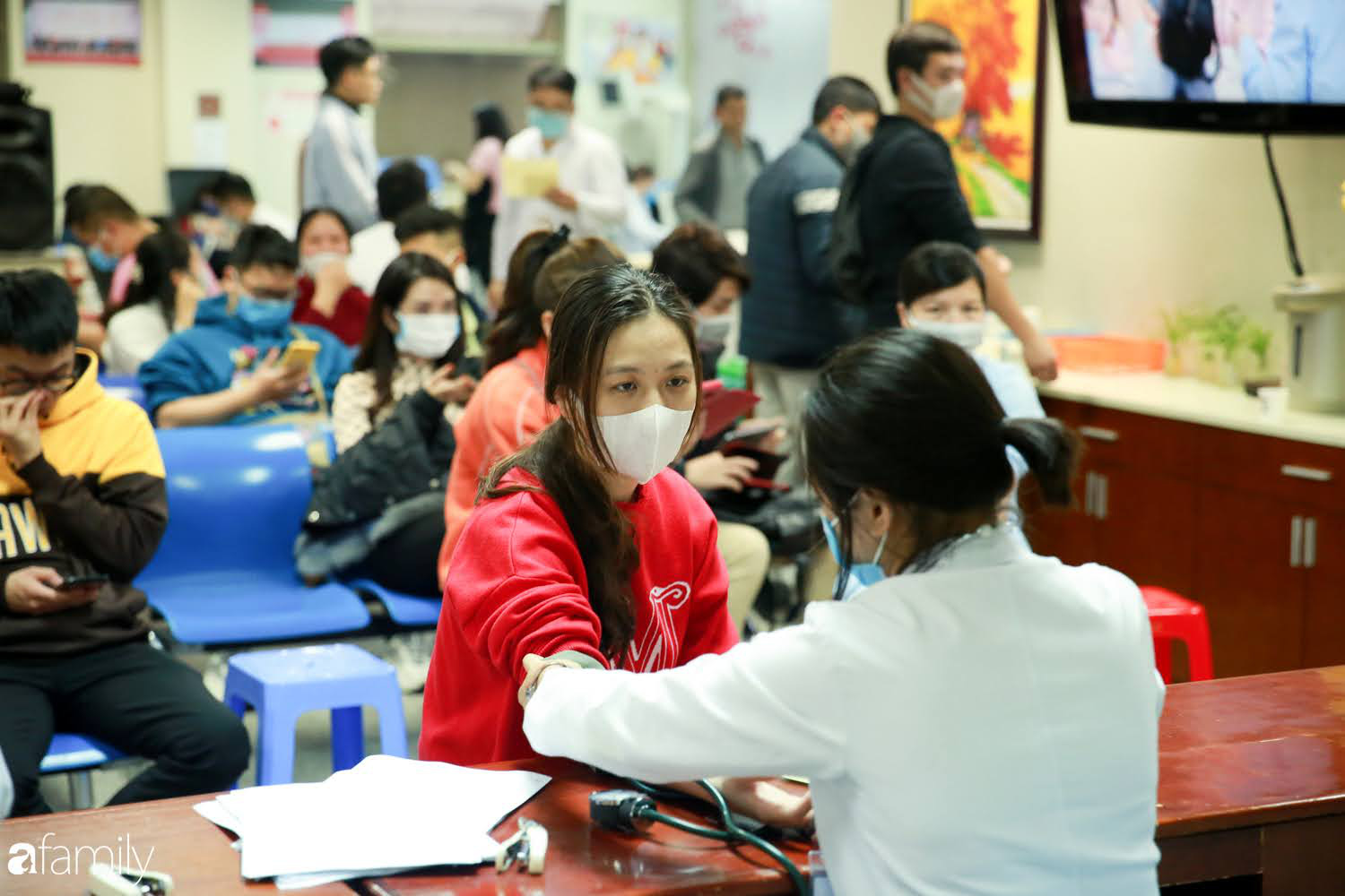 Chàng trai &quot;Vũ Hán&quot; đến bệnh viện tại Hà Nội tự nguyện hiến máu khiến nhiều người giật mình thảng thốt - Ảnh 5.