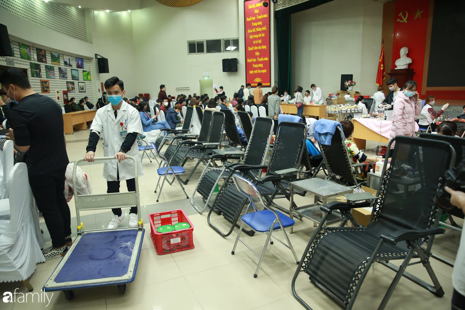 Chàng trai &quot;Vũ Hán&quot; đến bệnh viện tại Hà Nội tự nguyện hiến máu khiến nhiều người giật mình thảng thốt - Ảnh 3.