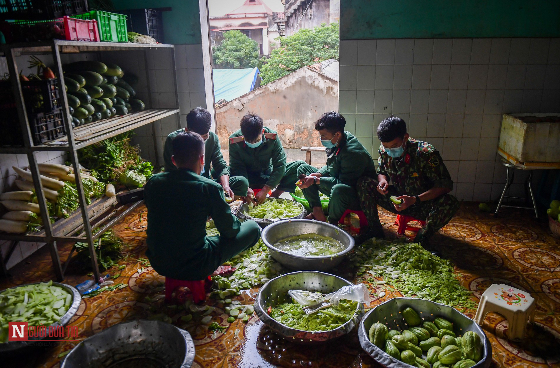 Lạng Sơn: Nhộn nhịp căn bếp ấm tình quân dân tại trại cách ly - Ảnh 1.