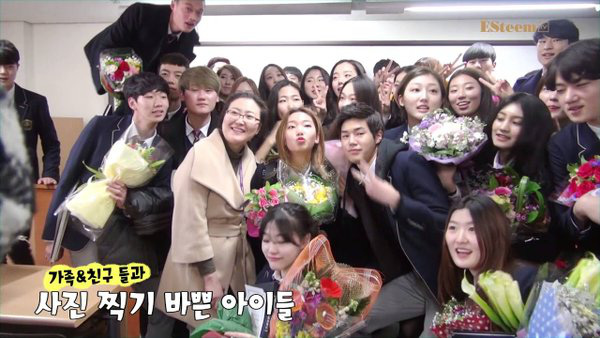 Lễ tốt nghiệp tại trường học nghệ thuật danh giá bậc nhất Hàn Quốc: Hội tụ dàn thần tượng đình đám - Ảnh 2.
