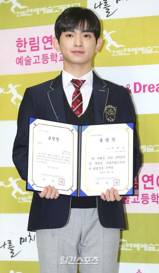 Lễ tốt nghiệp tại trường học nghệ thuật danh giá bậc nhất Hàn Quốc: Hội tụ dàn thần tượng đình đám - Ảnh 6.
