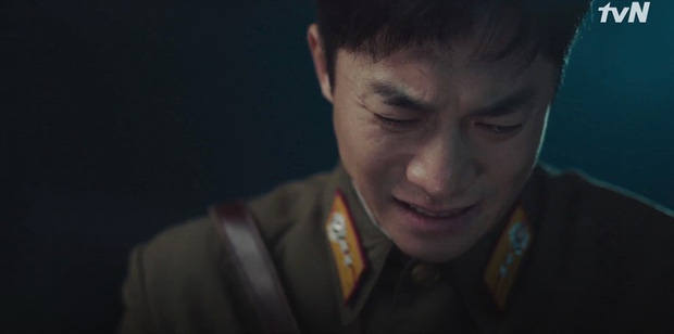 &quot;Crash Landing On You&quot; tập 13: Hyun Bin xuất hiện siêu ngầu, đọ súng giải cứu biệt đội quân nhân F5 bị truy sát? - Ảnh 4.