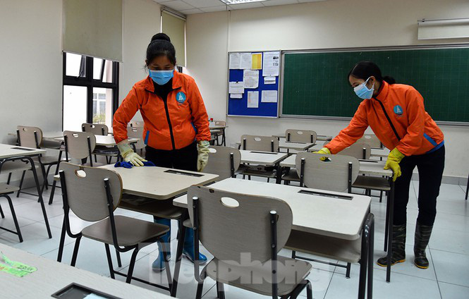 Cận cảnh các trường Hà Nội vệ sinh khử khuẩn phòng dịch virus corona - Ảnh 13.