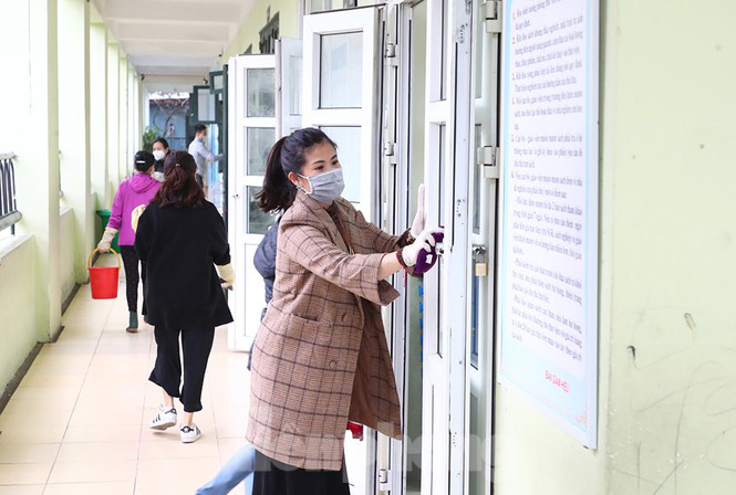 Cận cảnh các trường Hà Nội vệ sinh khử khuẩn phòng dịch virus corona - Ảnh 2.