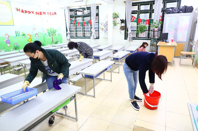 Cận cảnh các trường Hà Nội vệ sinh khử khuẩn phòng dịch virus corona - Ảnh 6.