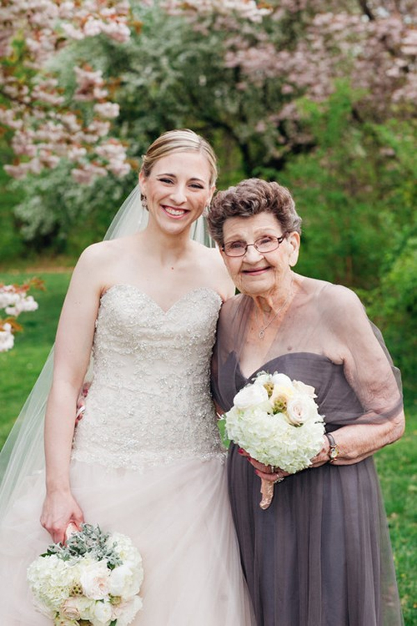 Cụ bà 89 tuổi mặc váy điệu đà làm phù dâu cho cháu