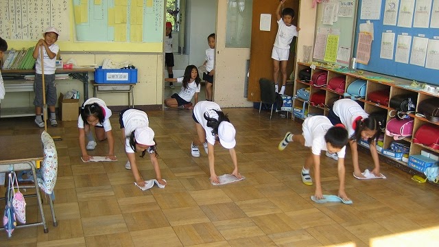 Dọn vệ sinh lớp học - bài học đặc biệt của trẻ em Nhật ...