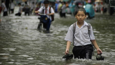 Học sinh Hà Nội phải lội nước về nhà trong đợt lụt lịch sử năm 2008. 