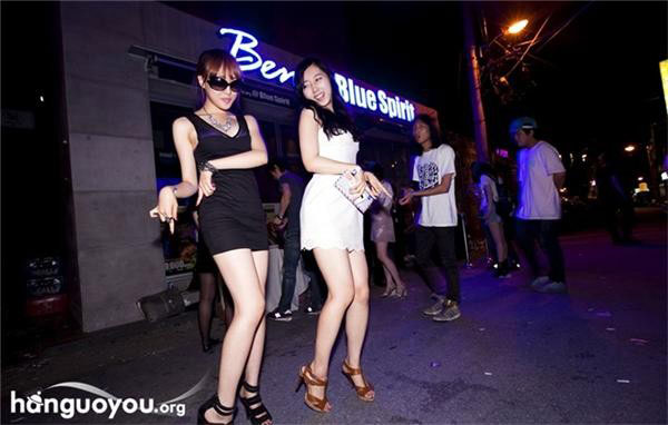 Theo trang tin  life.gmw.cn (Trung Quốc), cuộc sống thực sự của các chân dài Hàn Quốc diễn ra về đêm, thời điểm mà các quán bar, các tụ điểm ăn chơi, quán karaoke hoạt động thông đến sáng.
