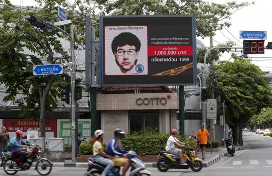 Hình ảnh nghi phạm đánh bom trên đường phố Bangkok. Ảnh: Reuters