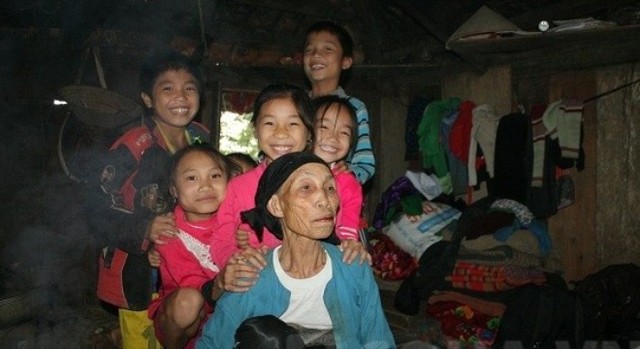 Bà Đinh Thị Chó và các cháu. Ảnh: Nguyễn Huệ/Trí thức trẻ