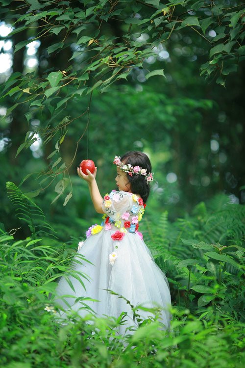 Tạo hình công chúa Bạch Tuyết và trái táo đỏ