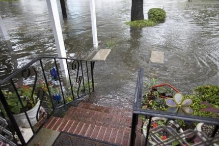 Nước khắp nơi ở Georgetown. Ảnh: REUTERS