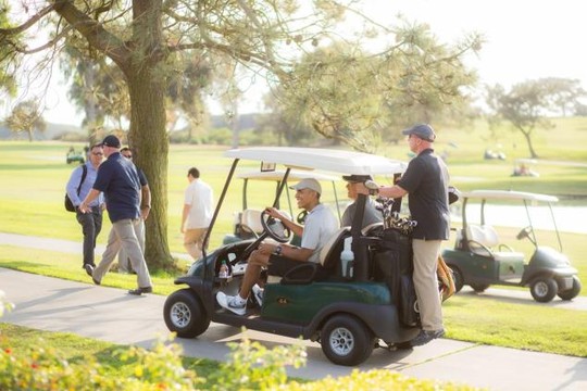 Hai nhiếp ảnh gia nhanh chóng phát hiện Tổng thống Obama ở sân golf. Ảnh: THE YOUNGRENS