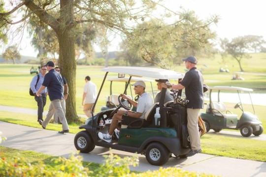 Hai nhiếp ảnh gia nhanh ch&oacute;ng ph&aacute;t hiện Tổng thống Obama ở s&acirc;n golf. Ảnh: THE YOUNGRENS