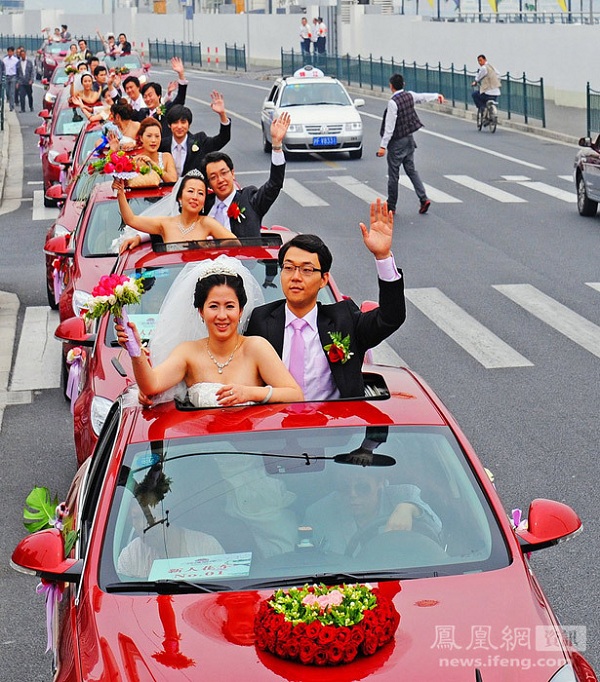 30 c&ocirc; d&acirc;u xinh đẹp c&ugrave;ng l&ecirc;n xe hoa