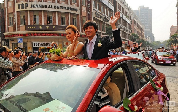30 c&ocirc; d&acirc;u xinh đẹp c&ugrave;ng l&ecirc;n xe hoa