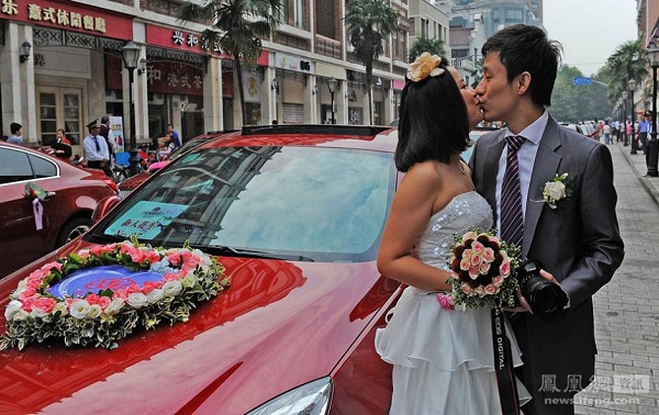 30 c&ocirc; d&acirc;u xinh đẹp c&ugrave;ng l&ecirc;n xe hoa