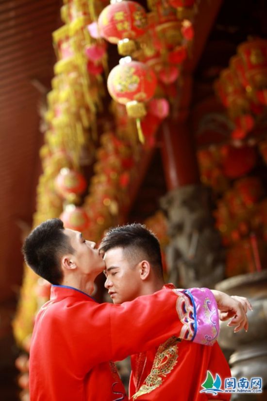 Đám cưới đồng tính nam gây sốc cả Trung Quốc