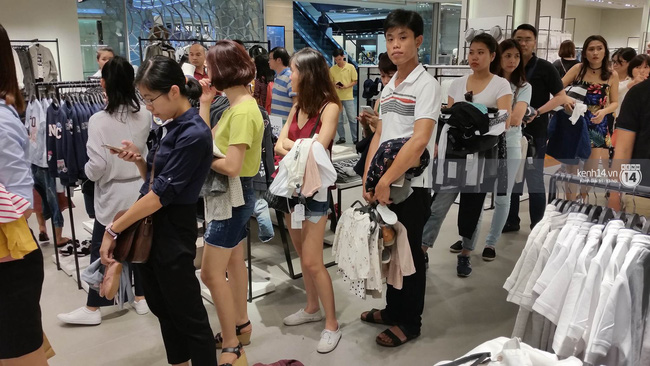 Gần đến giờ đóng cửa, store Zara Việt Nam vẫn đông nghịt, từng hàng dài chờ thanh toán hóa đơn cả chục triệu - Ảnh 10.