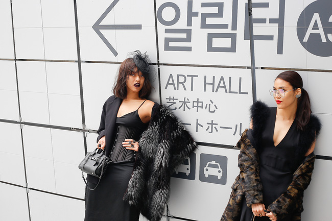 Lan Khuê & Mai Ngô biến thành 2 góa phụ đen trên tại Seoul Fashion Week - Ảnh 1.