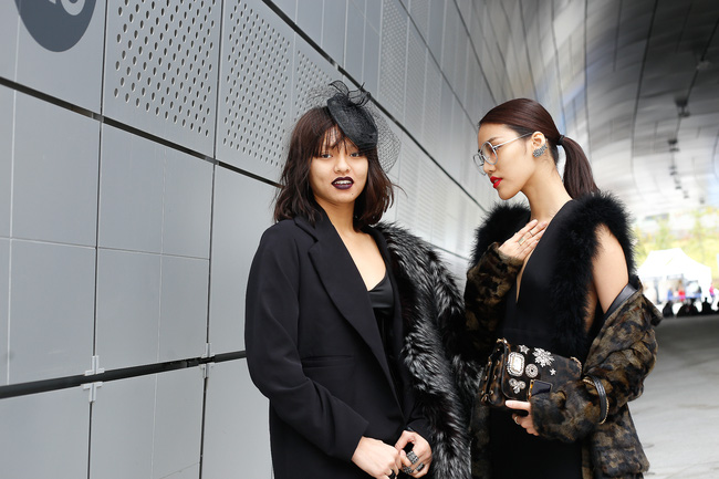 Lan Khuê & Mai Ngô biến thành 2 góa phụ đen trên tại Seoul Fashion Week - Ảnh 2.
