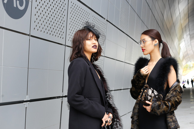 Lan Khuê & Mai Ngô biến thành 2 góa phụ đen trên tại Seoul Fashion Week - Ảnh 3.