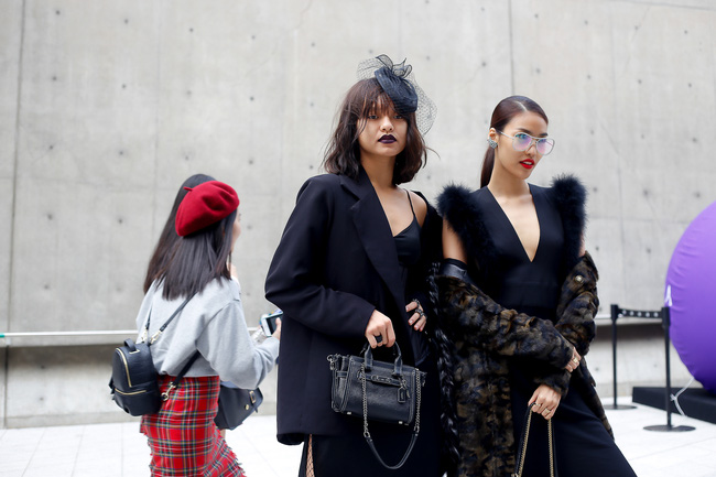 Lan Khuê & Mai Ngô biến thành 2 góa phụ đen trên tại Seoul Fashion Week - Ảnh 4.