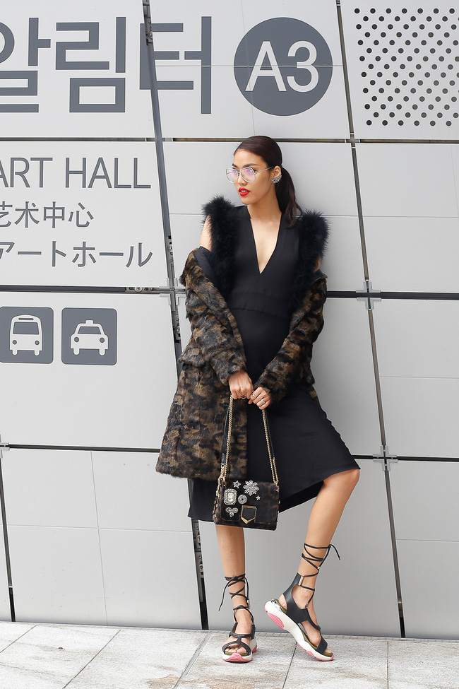Lan Khuê & Mai Ngô biến thành 2 góa phụ đen trên tại Seoul Fashion Week - Ảnh 5.